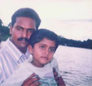   Una foto d'infanzia di Kathir con suo padre