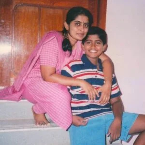   En barndomsbild på Kathir med sin mamma