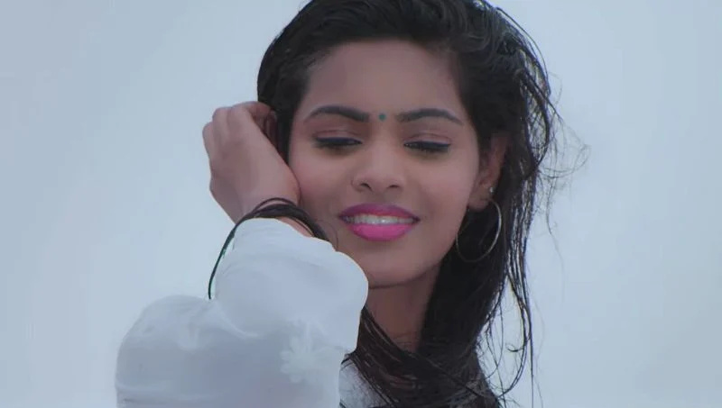   Akanksha Mohan musiikkivideossa'Chubhan- Ek Ehsaas