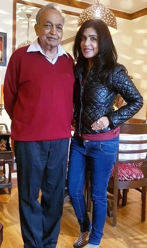   그녀의 아버지와 함께 Shibani Kashyap