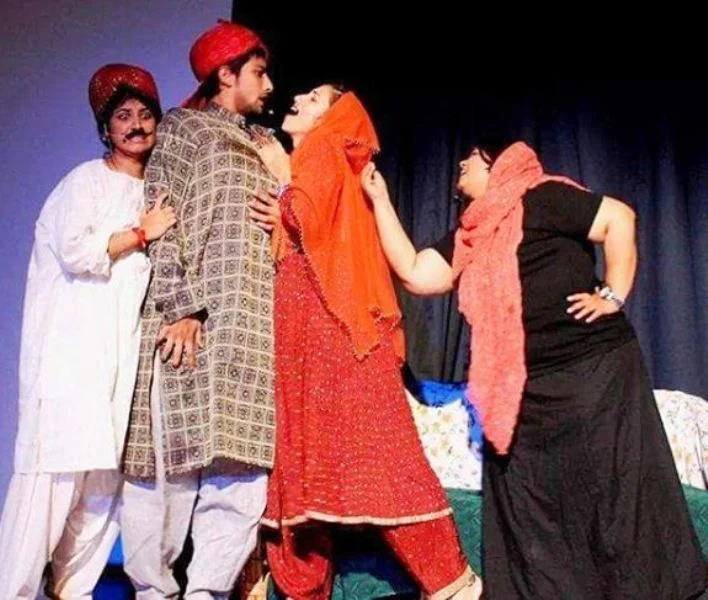   Fahmaan Khan sa isang Theater Play