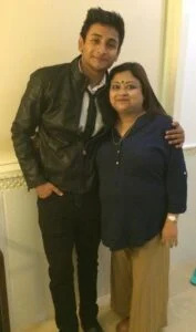   웃사브 사카르's picture with his mother
