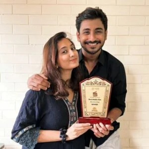   Utsav Sarkar pozuoja su apdovanojimu už geriausią mobilųjį filmą už trumpametražį filmą „Mano paskutinis vaizdo įrašas“.