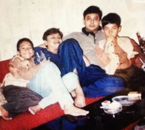   Una foto de la infància d'Utsav Sarkar (esquerra) amb la seva mare, pare i germà gran (dreta)