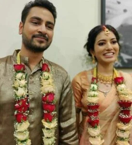  Сватбена снимка на Уцав Саркар's sister, Aakansha Sarkar, with her husband, Dhruv