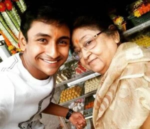   Utsav Sarkar mit seiner Großmutter