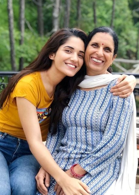   Ruhani Sharma com sua mãe