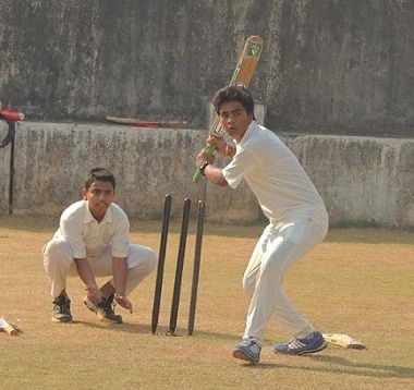   Samay Shah jouant au cricket