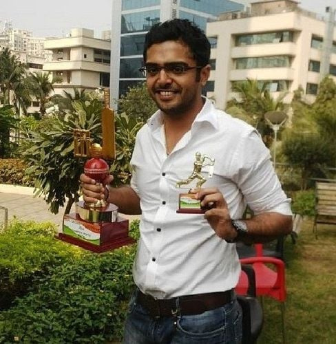   Sohail Kathuria sa svojim trofejima u kriketu