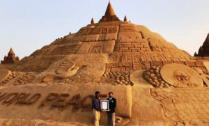   Sudarsan Pattnaik이 만든 세계's tallest sand castle in 2017