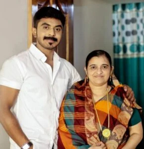   Mohammed Azeem met zijn moeder