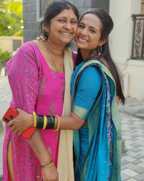   Amruta Dhongade cu mama ei, Smita Dhongade