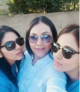   Parul Yadav mit ihren Schwestern