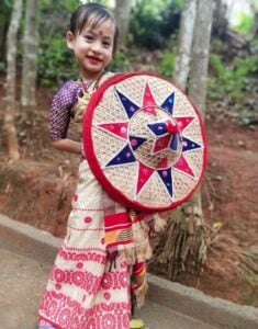   Gunjan Sinha pukeutunut Assamiin's traditional dress