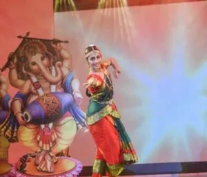   Анушка Лухар изводи Бхаратанатиам за круг талената на Фемина Мисс Индиа 2018