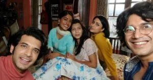   Anushka Luhar con i suoi co-attori durante le riprese del serial televisivo It Happened In Calcutta