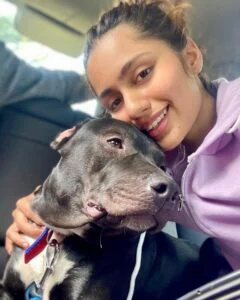   Anushka Luhar, evcil köpeği Tyson ile birlikte