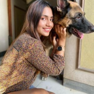   Anushka Luhar com seu cão de estimação Gattu