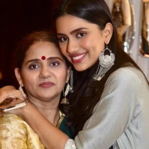   Anushka Luhar met haar moeder