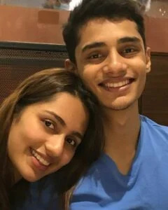  Anushka Luhar met haar broer