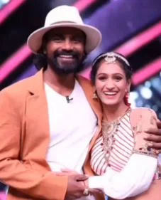   Varsha Bumra posando com Remo D'Souza on the sets of DID Super Moms in 2022