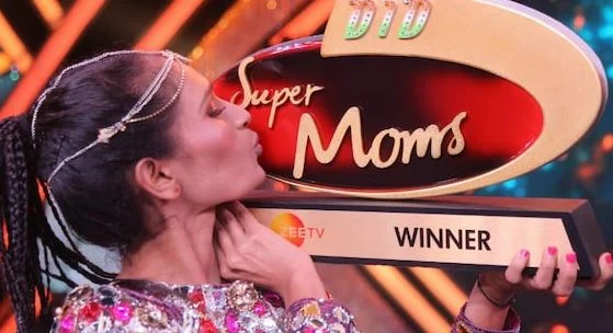   Varsha Bumra com o vencedor do DID Super Moms's trophy