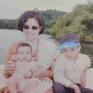   Aman Dhattarwal (右) と弟と母親の子供時代の写真