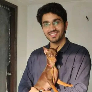   Aman Dhattarwal com seu cachorro de estimação