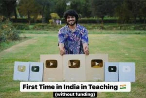   Aman Dhattarwal posiert mit seinen YouTube-Play-Buttons