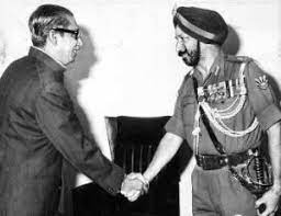   Sheikh Mujibur Rehman kättelee JS Auroraa vuoden 1971 sodan päättymisen jälkeen