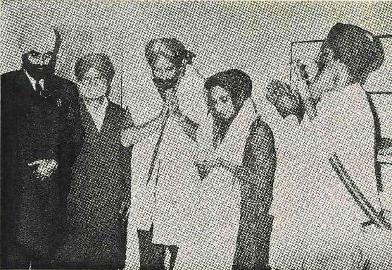   Jagjit Singh Aurora (kolmas vasemmalta) vaimonsa kanssa Patna Sahibissa vastaanottamassa"Saropa"