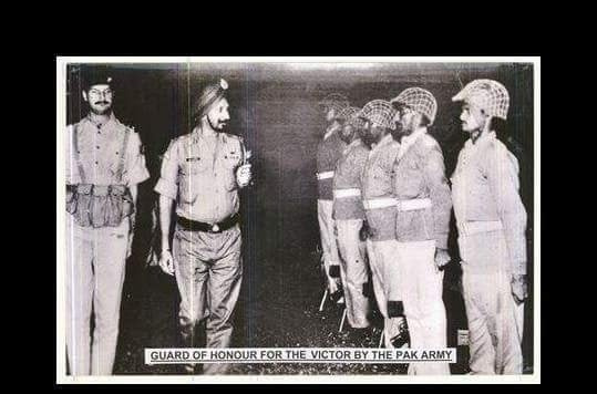   Jagjit Singh Aurora sai Pakistanin armeijan kunniavartijan vuoden 1971 sodan päättymisen jälkeen