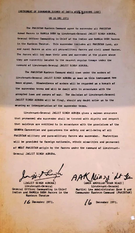   Kenraaliluutnantti Jagjit Singh Aurora ja kenraaliluutnantti AAK Niazi allekirjoittivat antautumiskirja, joka merkitsi vuoden 1971 sodan loppua
