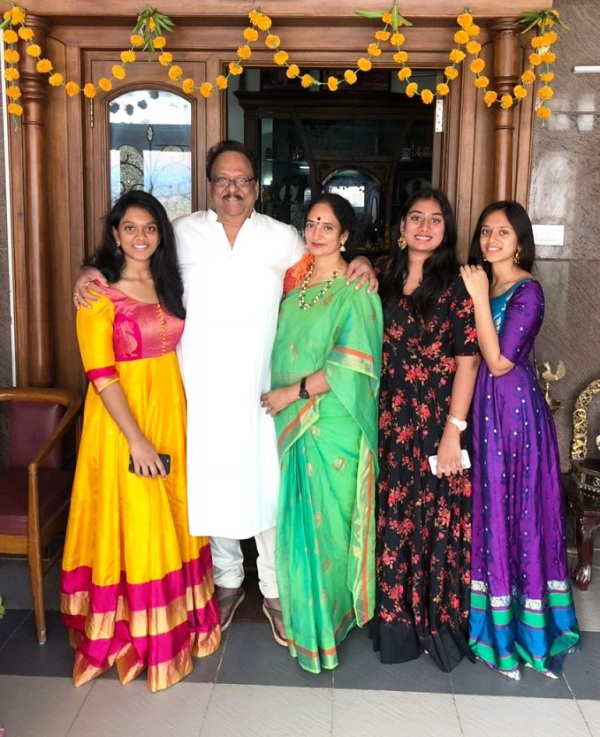   Krishnam Raju sa suprugom Shyamala Devi i kćerima