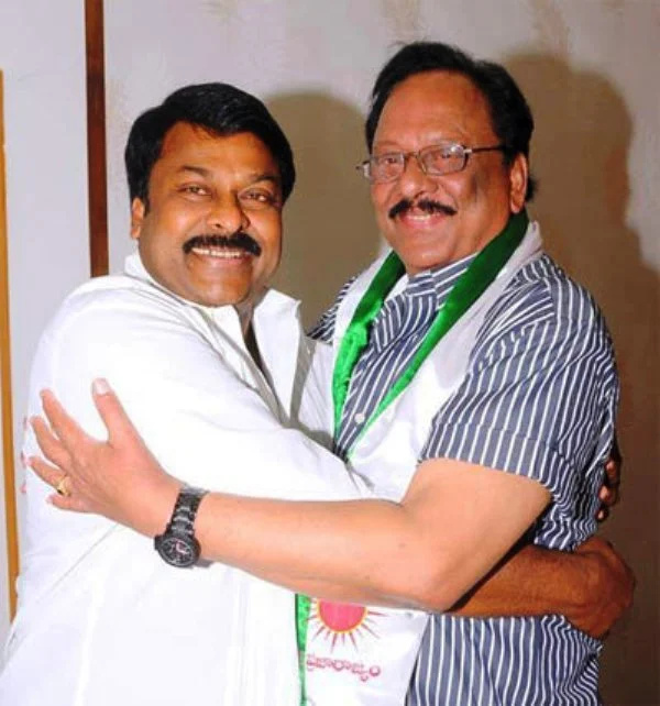   Krishnam Raju pozira sa šefom PRP-a Chiranjeeviem nakon pridruživanja Praja Rajyamu u Hyderabadu 2009.