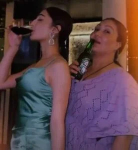   Oviya Darnal konzumuje víno spolu se svou matkou Rekha Darnal