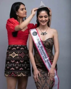   Ojasvi Sharma werd gekroond met de titel van'Miss Beautiful Smile at India’s Miss TGPC Season-9