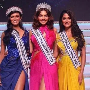   Ojasvi Sharma après avoir remporté le titre de Miss Diva Popular Choice 2022