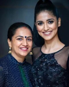   Ojasvi Sharma met haar moeder