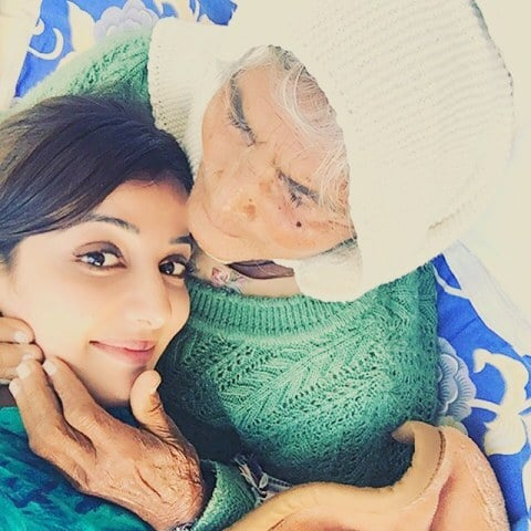   سونیا مان اپنی دادی کے ساتھ