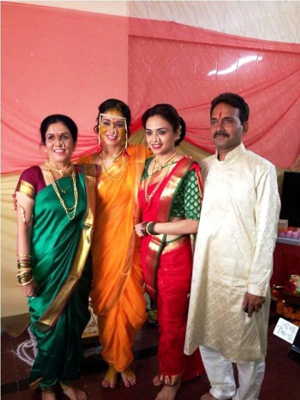   Amruta Khanvilkar med søsteren og foreldrene