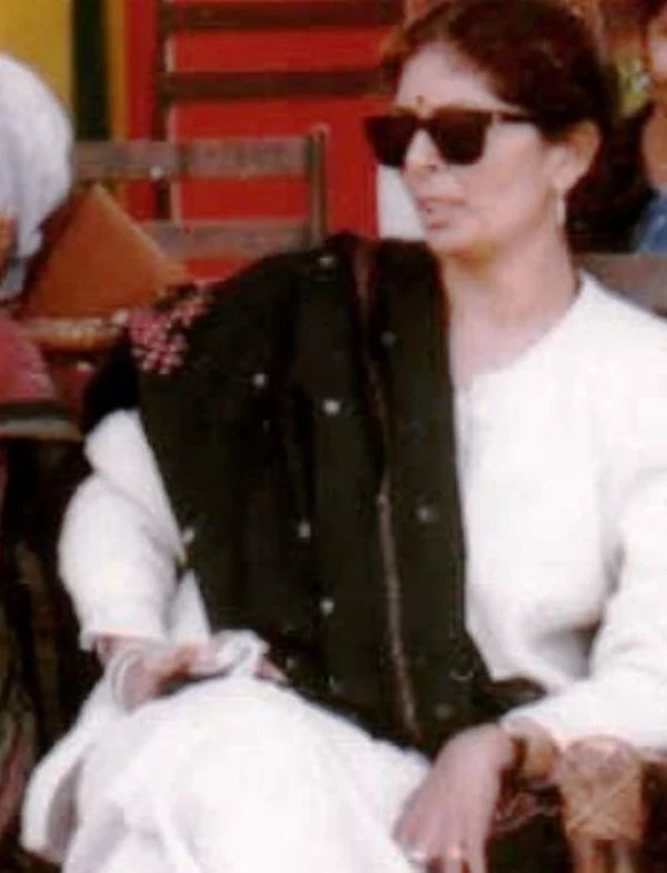   Айшвария Сакхуджа's Mother