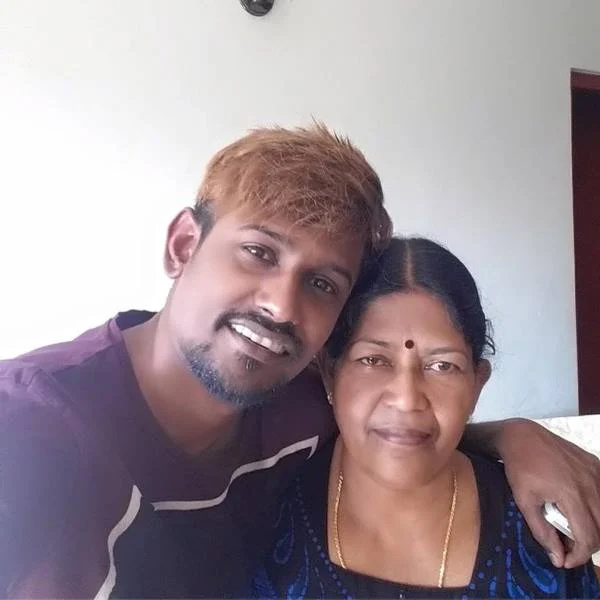   दिनेश कनगरत्नम अपनी मां के साथ