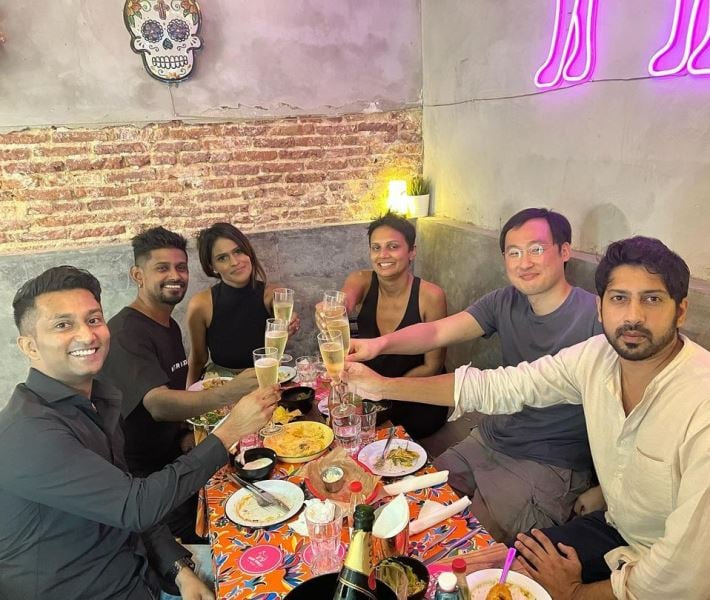   दिनेश कनगरत्नम अपने दोस्तों के साथ शराब पीते हुए