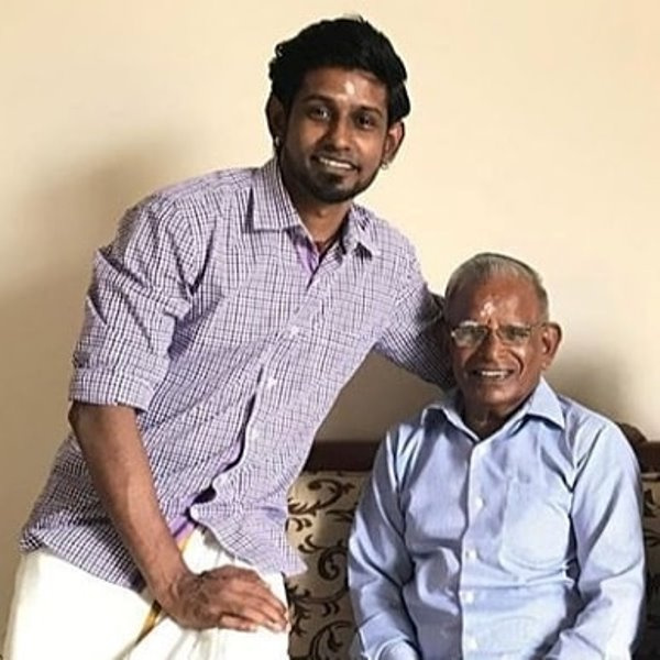   दिनेश कनगरत्नम अपने पिता के साथ