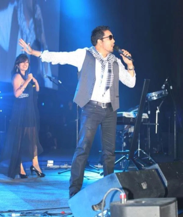   Akasa 2012 yılında Mika Singh ile performans sergiliyor