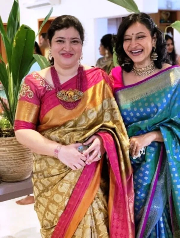   Manjula sa svojom sestrom Priyadarshini