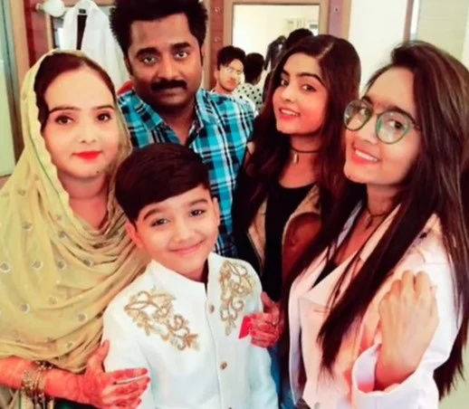   Mohammad Faiz con i suoi genitori e le sue sorelle