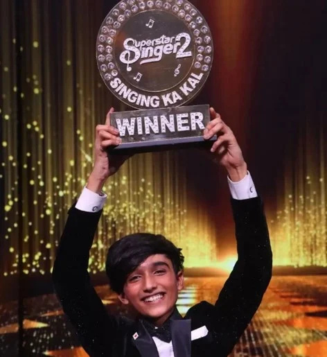   Mohammad Faiz posa con il trofeo dopo aver vinto la stagione 2 di Superstar Singer nel 2022
