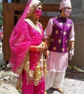   Manish Raisinghan e Sangeita Chauhaan no dia do casamento